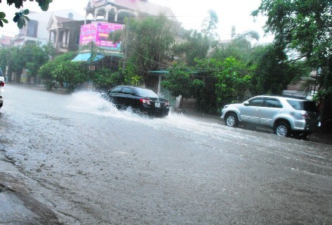 Do ảnh hưởng hoà lưu bão số 2 từ chiều qua đến nay Nghệ An liên tục xảy ra mưa lớn khiến nhiều tuyến đường tại TP. Vinh bị ngập sâu